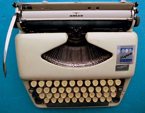 VINTAGE ADLER, "TIPPA S",  COLLECTABLE TRAVEL TYPEWRITER IN WORKING COND.GRUNDIG,GERMANY