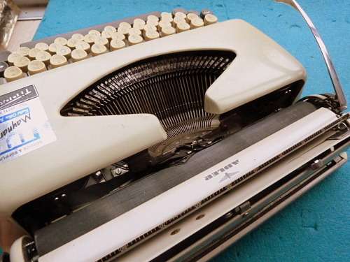 VINTAGE ADLER, "TIPPA S",  COLLECTABLE TRAVEL TYPEWRITER IN WORKING COND.GRUNDIG,GERMANY