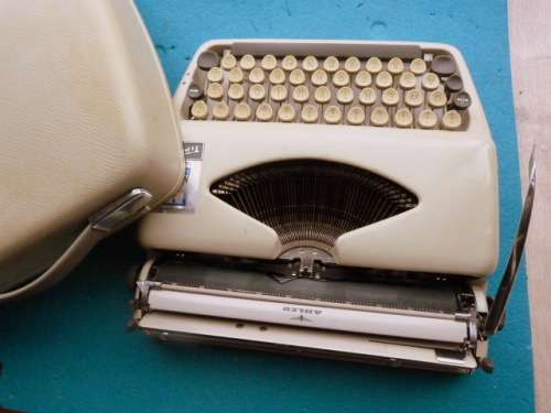 VINTAGE ADLER, "TIPPA S",  COLLECTABLE TRAVEL TYPEWRITER IN WORKING COND.GRUNDIG,GERMANY