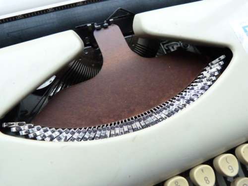 VINTAGE ADLER, "TIPPA S",  COLLECTABLE TRAVEL TYPEWRITER IN WORKING COND.GRUNDIG,GERMANY