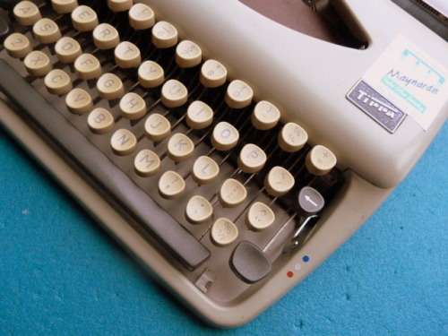 VINTAGE ADLER, "TIPPA S",  COLLECTABLE TRAVEL TYPEWRITER IN WORKING COND.GRUNDIG,GERMANY
