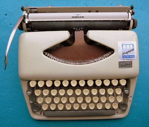 VINTAGE ADLER, "TIPPA S",  COLLECTABLE TRAVEL TYPEWRITER IN WORKING COND.GRUNDIG,GERMANY
