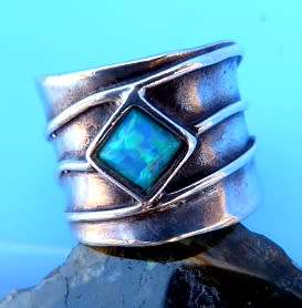 GORGEOUS VINTAGE DESIGNER RING , SOLID SILVER WITH OPAL.