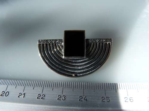 BROOCH. ART DECO DESIGN, VINTAGE. UNUSED. SOLID STERLING WITH BLACK STONE, ONYX