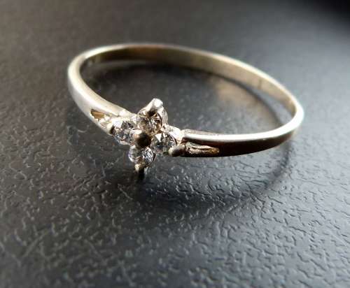 SUPERB AND ELEGANT VINTAGE RING.SOLID STERLING WITH 4 SPARKLING CUBICS. RING IS UNUSED
