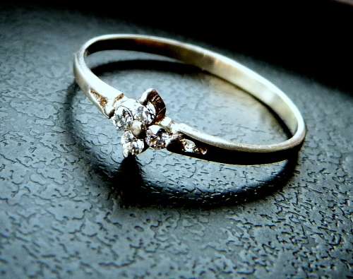 SUPERB AND ELEGANT VINTAGE RING.SOLID STERLING WITH 4 SPARKLING CUBICS. RING IS UNUSED