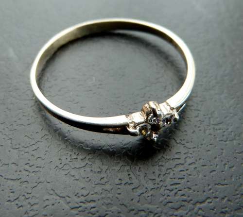 SUPERB AND ELEGANT VINTAGE RING.SOLID STERLING WITH 4 SPARKLING CUBICS. RING IS UNUSED