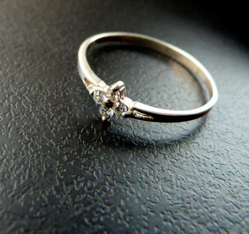 SUPERB AND ELEGANT VINTAGE RING.SOLID STERLING WITH 4 SPARKLING CUBICS. RING IS UNUSED