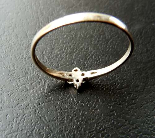 SUPERB AND ELEGANT VINTAGE RING.SOLID STERLING WITH 4 SPARKLING CUBICS. RING IS UNUSED