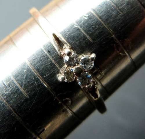 SUPERB AND ELEGANT VINTAGE RING.SOLID STERLING WITH 4 SPARKLING CUBICS. RING IS UNUSED