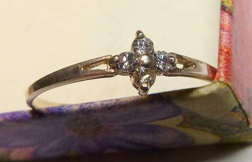 SUPERB AND ELEGANT VINTAGE RING.SOLID STERLING WITH 4 SPARKLING CUBICS. RING IS UNUSED