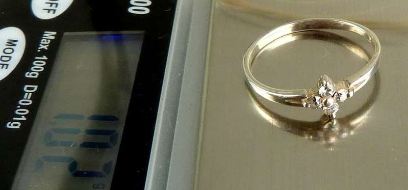 SPARKLING ELEGANT VINTAGE RING, ATTRACTIVE EYECATCHER. CLEAR STONES IN SOLID SILVER.