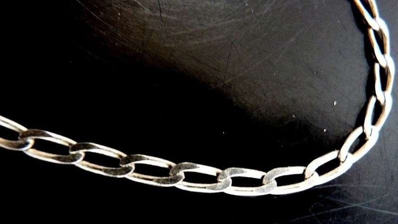 QUALITY STERLING SILVER VINTAGE  NECKLACE. UNUSED