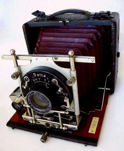 DR.R.KRUGENER'S "DELTA" 9x12  CAMERA (NO.130201) WITH EXTRA-RAPID-APLANAR,RED LEATHER BELLOW,WOOD...