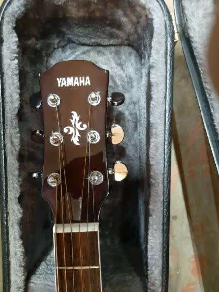 Yamaha APX500 Semiaccoustic guitar & Hardshell Case Included with Extra Strings Set