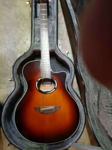 Yamaha APX500 Semiaccoustic guitar & Hardshell Case Included with Extra Strings Set