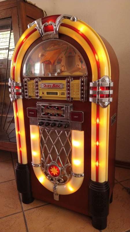 Retro-style Jukebox 1mtr with CD, FM Tuner, Cassette Player - Works Well, Good condition