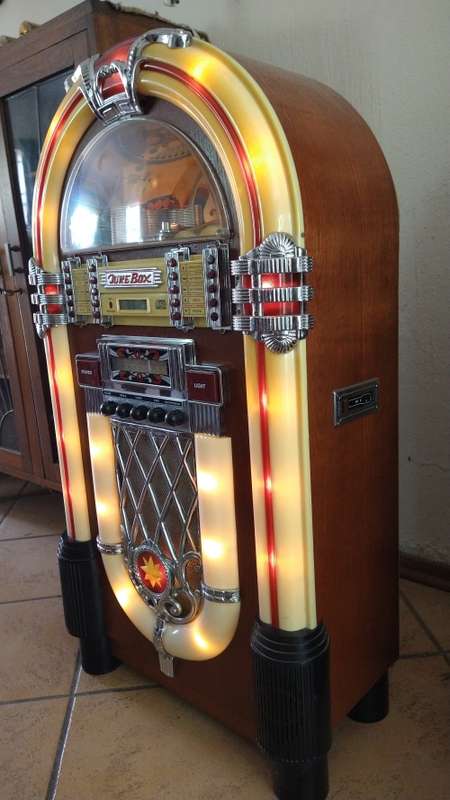 Retro-style Jukebox 1mtr with CD, FM Tuner, Cassette Player - Works Well, Good condition