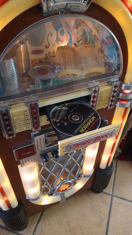 Retro-style Jukebox 1mtr with CD, FM Tuner, Cassette Player - Works Well, Good condition