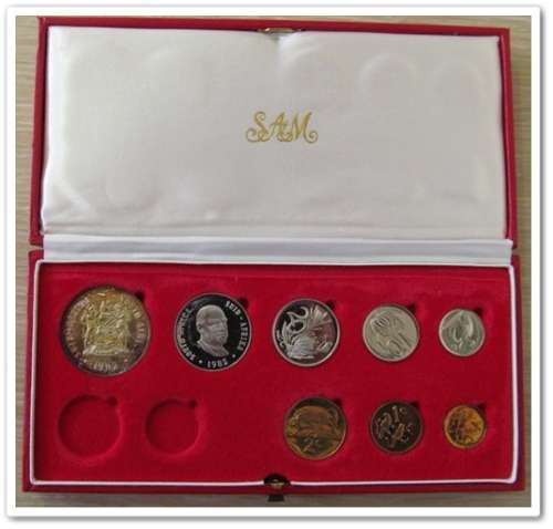 ** 1982 ** LONG PROOF SET  - WITHOUT GOLD - RED BOX !! STARTING @ R1