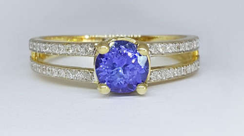 0.72 ct Tanzanite and Diamond Ring in 14K Yellow Gold