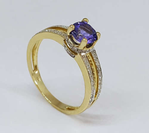 0.72 ct Tanzanite and Diamond Ring in 14K Yellow Gold