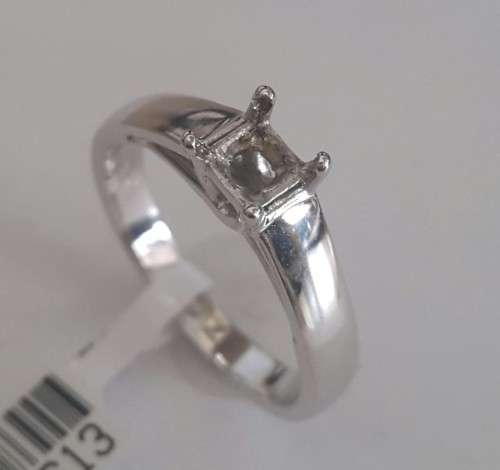 Prinsess Solitaire Mount in 9ct White Gold