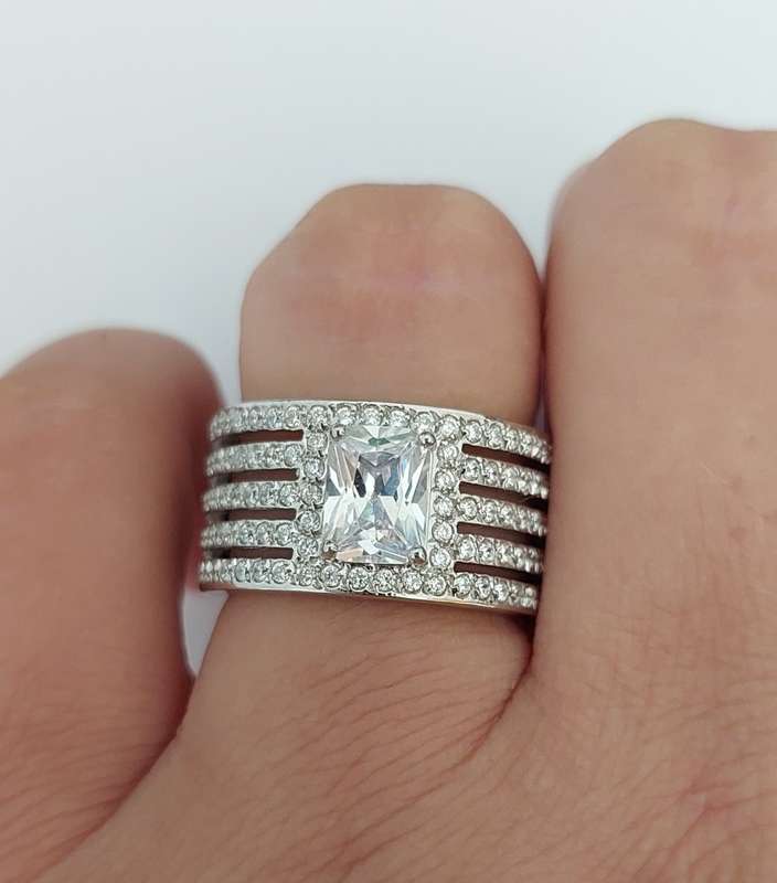 *CD DESIGNER JEWELRY* 1.5ct Emerald CZ Halo Ring in Silver- Size R