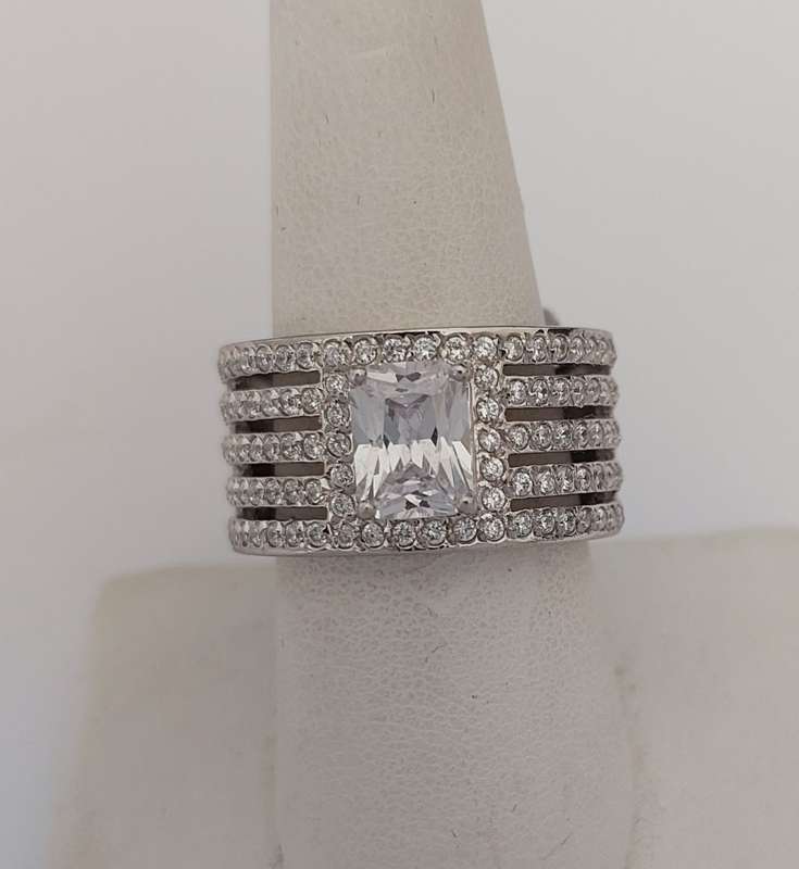 *CD DESIGNER JEWELRY* 1.5ct Emerald CZ Halo Ring in Silver- Size R