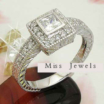 **GORGEOUS**0.30ct Simulated Diamond Princess Cut Engagement Ring**Size 6/8**
