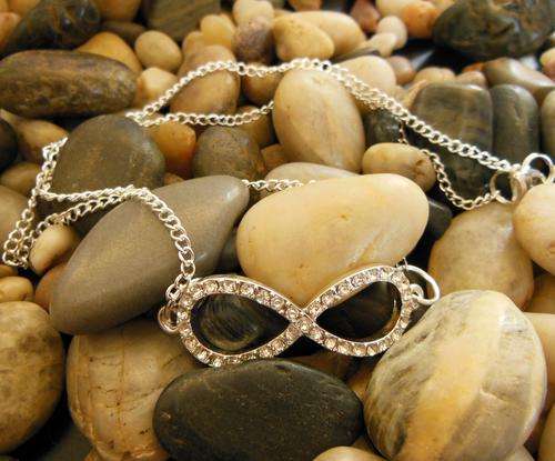 Rhinestone Infinity Pendant and Free 50cm Silvertone Chain