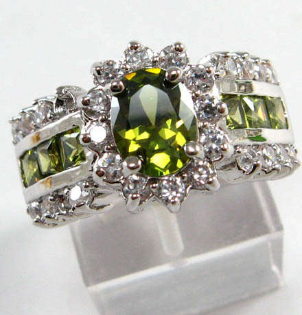 SHOWSTOPPER!! Magnificent shine** Size 8**Simulated green peridot and diamond dress ring