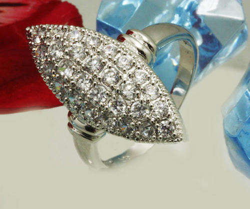 Size 8**Stunning sparkle** Gorgeous dress ring in silvertone