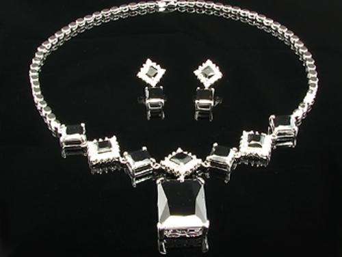 **GORGEOUS SIMULATED BLACK SAPPHIRE PENDANT & EARRING SET