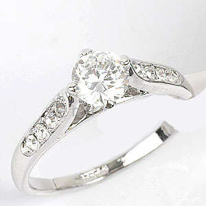 **Stunning solitaire engagement ring**Size 8