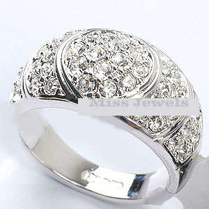 **Super-bling without the sting**Stunning dress ring in white gold**