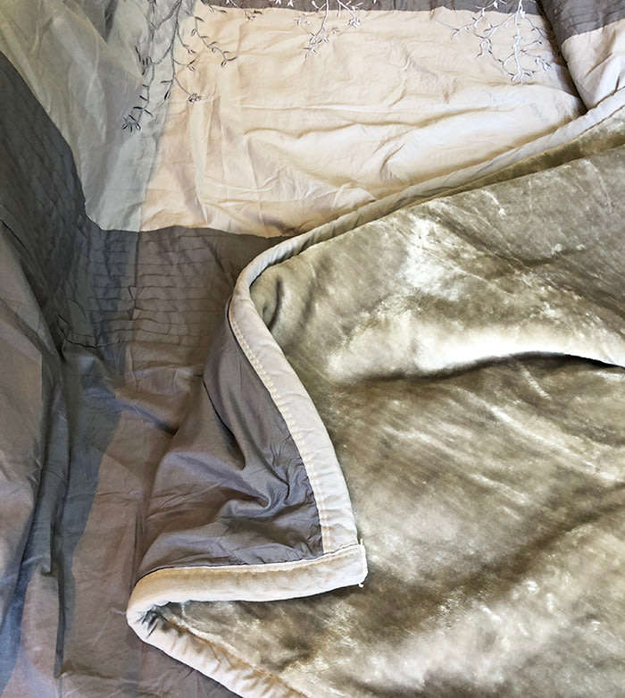 Queen Size MOOI MOOI Luxurious Grey 5 Piece Quilt & Comforter Set(Mink Blanket at the back)