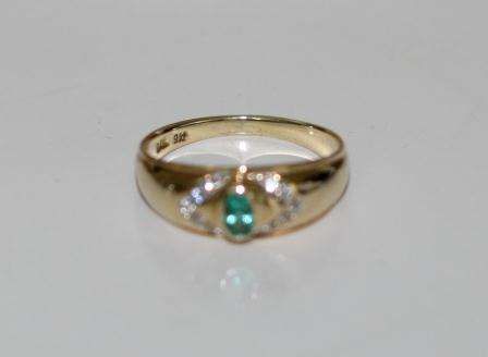 9ct Gold Diamond & Emerald Ring