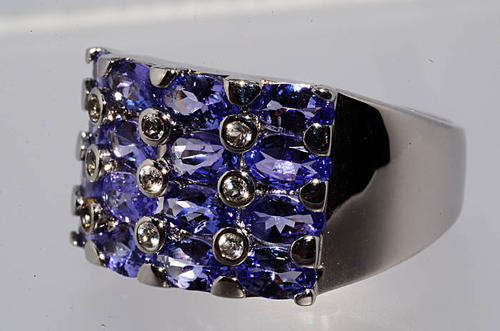 MAGNIFICENT NATURAL TANZANITE RING SET IN .925 STERLING SILVER - HIGH RETAIL VALUE