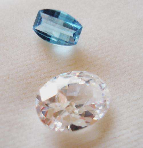 BEAUTIFUL BLUE AND WHITE TOPAZ GEMS - 3.66CT
