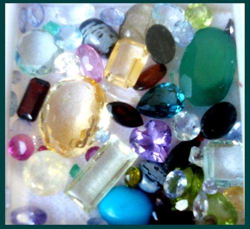 LOVELY SET OF MIXED GEMS - 30.30 CT. PERIDOTS, CITRINES ETC