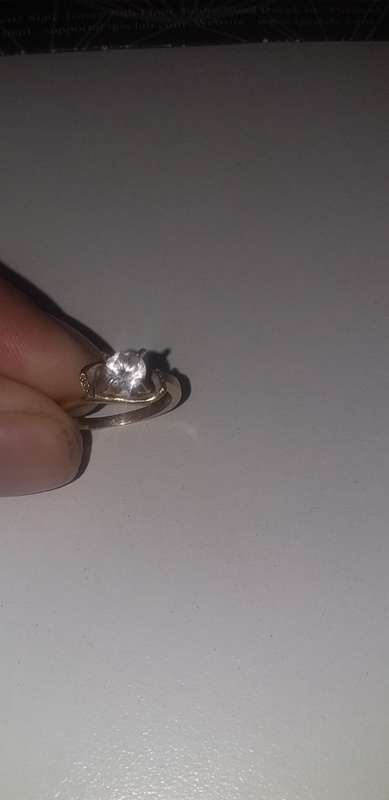 Nice 9ct gold ring