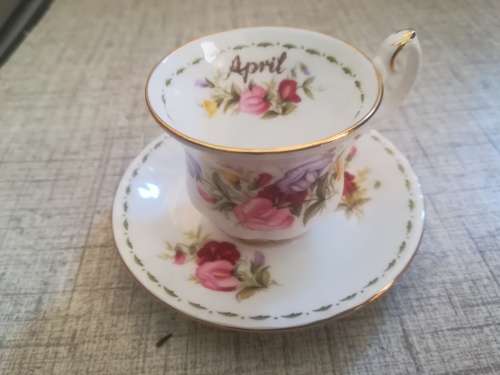 Royal Albert Miniature Flower of the Month Duo - April