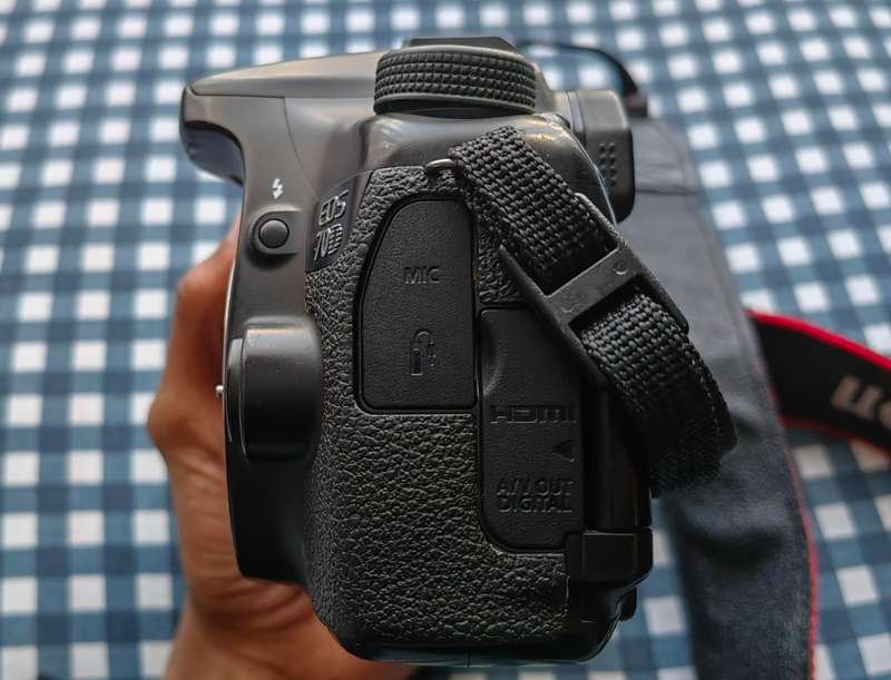 Canon 70d with original Canon battery + body strap