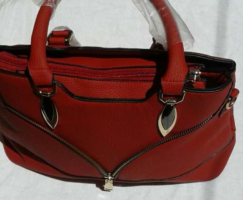 Design zip black handbag