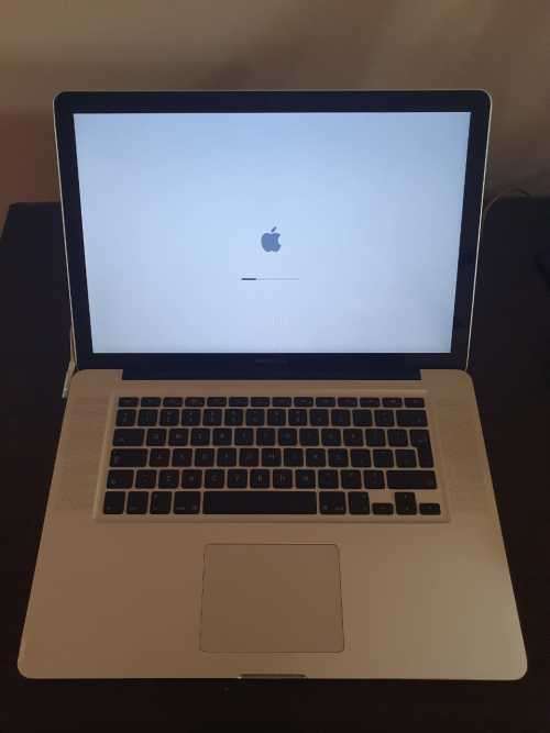 Macbook Pro (Mid 2010) 250 GB SDD, 8 GB RAM, Intel Core I5