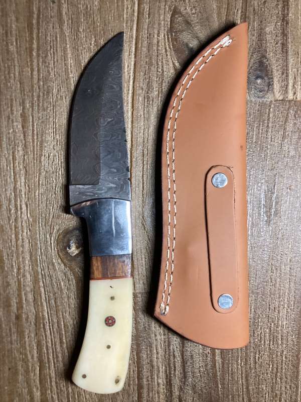 New Damascus hunting knife with leather sheath
