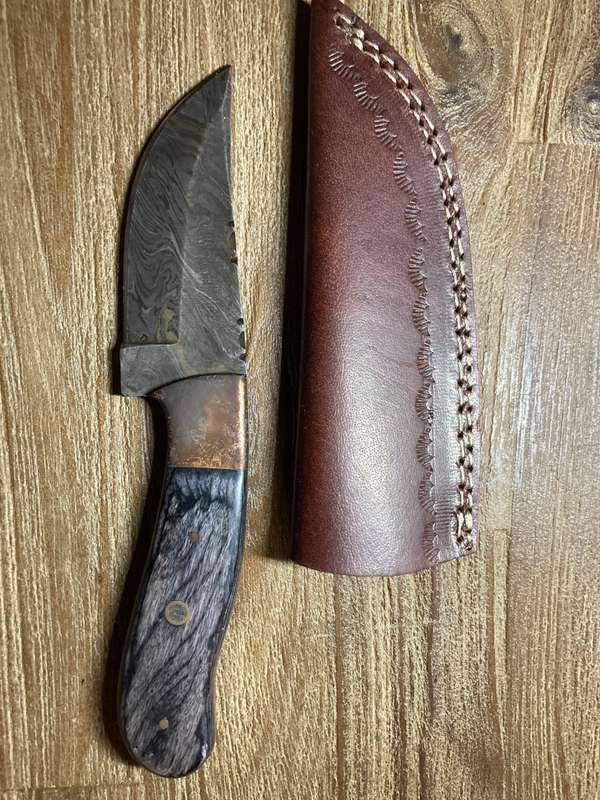 New Damascus hunting knife with leather sheath