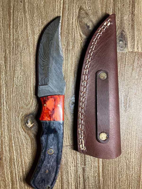 New Damascus hunting knife with leather sheath