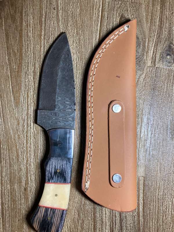 New Damascus hunting knife with leather sheath